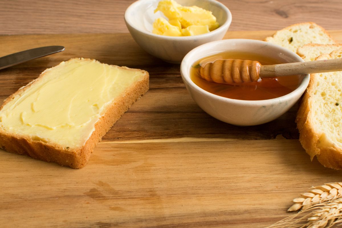 Masło możesz połączyć z miodem - Pyszności