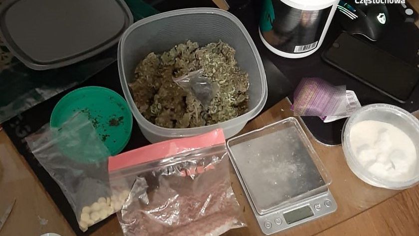 Częstochowa. Policja przejęła ponad 4 tysiące działek dilerskich narkotyków i 43 sztuki tabletek extasy. 