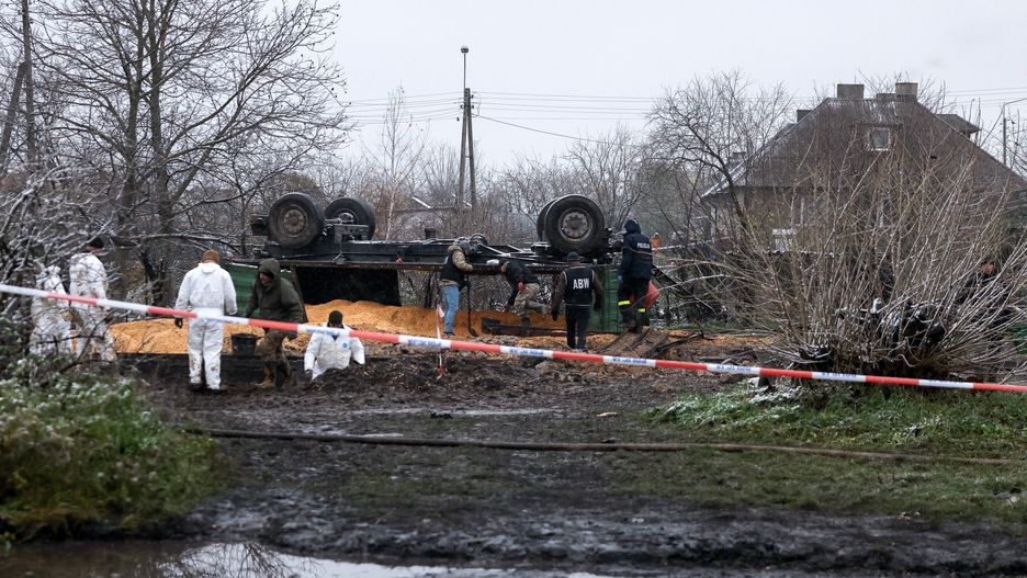 Przewodów, 17.11.2022. Miejsce uderzenia pocisku w Przewodowie, 17 bm. We wtorek 15 bm. po godz. 15 na terenie leżącego niedaleko od granicy z Ukrainą Przewodowa spadł pocisk; w wyniku eksplozji śmierć poniosło dwóch obywateli Polski. Siły rosyjskie przeprowadziły we wtorek po południu zakrojony na szeroką skalę atak rakietowy na Ukrainę, wymierzony głównie w obiekty energetyczne. (sko) PAP/Jakub Szymczuk/KPRP HANDOUT EDITORIAL USE ONLY NO SALES