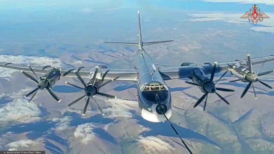 Rosyjsko-chi?ski patrol powietrzny
In this photo taken from video released by Russian Defense Ministry Press Service on Thursday, July 25, 2024, A Tu-95 strategic bomber of the Russian air force is refueled in the air during a join Russia-China air patrol. (Russian Defense Ministry Press Service via AP)