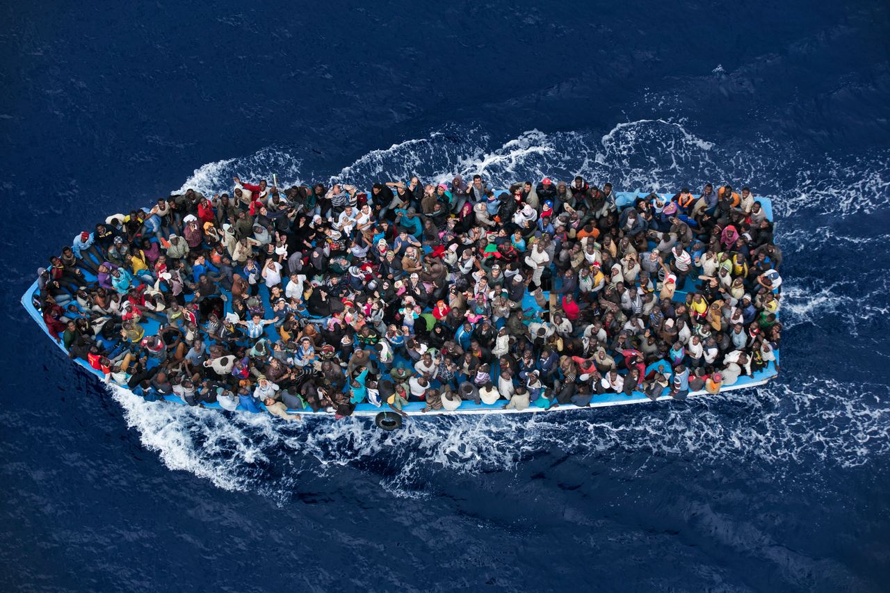Drugie miejsce w kategorii - ogólne newsy, zdjęcie pojedyncze zostało przyznane za zdjęcie rozbitków uratowanych 20 mil morskich od Libii przez włoską marynarkę wojenną. Tylko w 2014 roku ponad 170 000 ludzi zostało uratowanych w ramach programu włoskiego rządu - Mare Nostrum, mającego na celu ratowanie uchodźców na morzu.