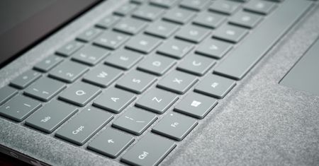 Nie bądź jak ekran Surface Laptopa 3 i nie pękaj. Microsoft bada problemy użytkowników