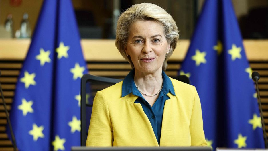 TemporaryEuropean Commission President Ursula von der Leyen arrives for the weekly College meeting at the European Commission headquarters in Brussels on June 17, 2022. - The European Commission will vote on June 17, 2022 on whether to grant Ukraine EU candidate status, but any green light will be subject to conditions and must be unanimously approved by the 27 member states before lengthy accession negotiations can begin. (Photo by Kenzo TRIBOUILLARD / AFP)KENZO TRIBOUILLARD