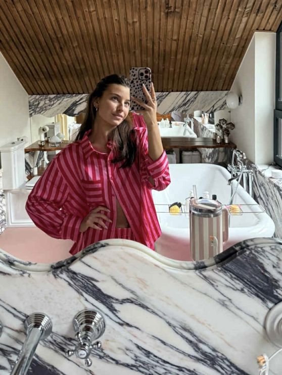 Julia Wieniawa w łazience