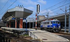 Chciał sobie skrócić drogę. Zahaczył o nadjeżdżający pociąg