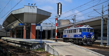 Chciał sobie skrócić drogę. Zahaczył o nadjeżdżający pociąg