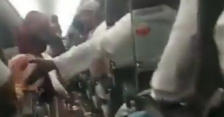 Dlatego warto mieć zawsze zapięte pasy w samolocie. "Wypadli ze siedzeń"