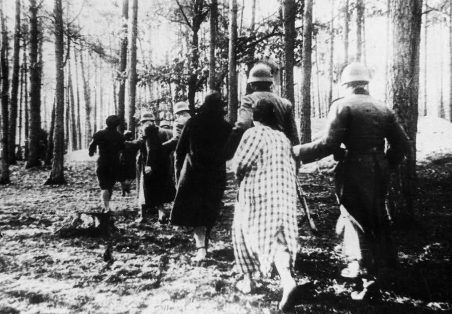 Polskie zakładniczki w drodze na egzekucję w lesie koło Palmir. Kobieta na pierwszym planie została zidentyfikowana po wojnie jako Janina Skalska