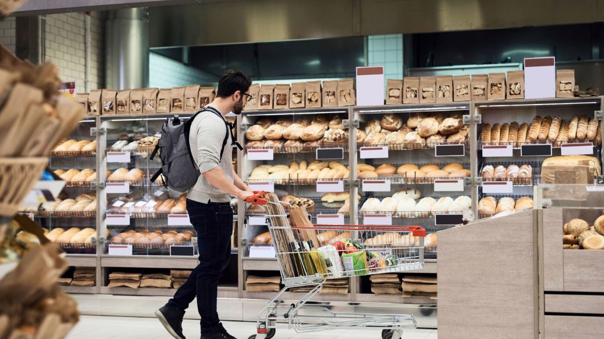 Mężczyzna w supermarkecie