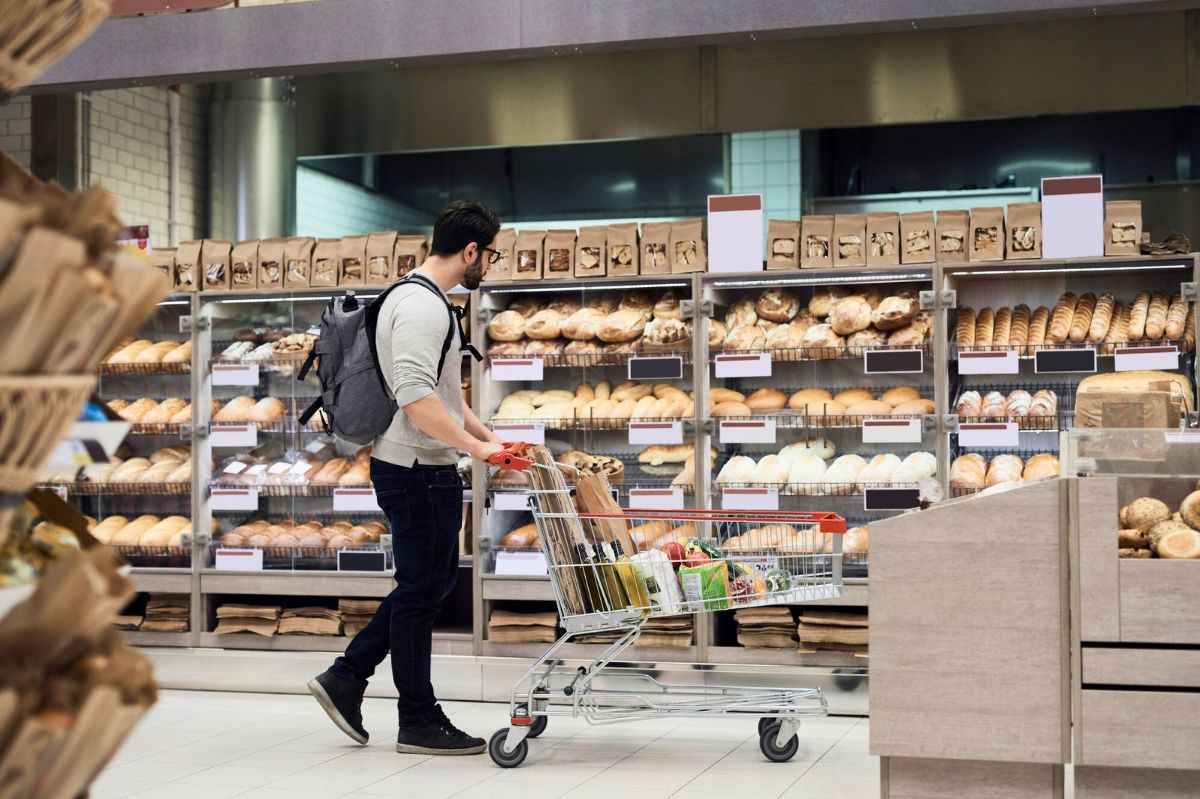 Mężczyzna w supermarkecie