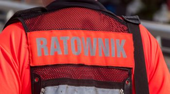 Topił się w Warcie, wyciągnęli go strażacy. Trwa walka o życie mężczyzny