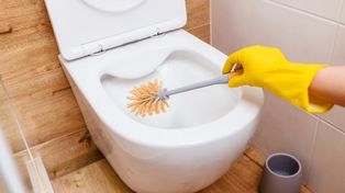 Wlej to do pojemnika na szczotkę w toalecie. Potem sobie podziękujesz
