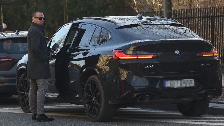 Marcin Hakiel parkuje BMW w niedozwolonym miejscu