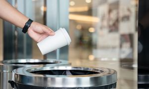 Kubek po kawie wyrzucaj do tego kosza. Wiedziałeś o tym?