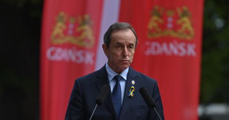 Były marszałek Senatu tłumaczy się z lotów. Polacy nie będą zadowoleni