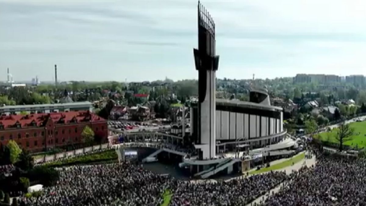 Tysiące wiernych zebrało się w niedzielę w Łagiewnikach