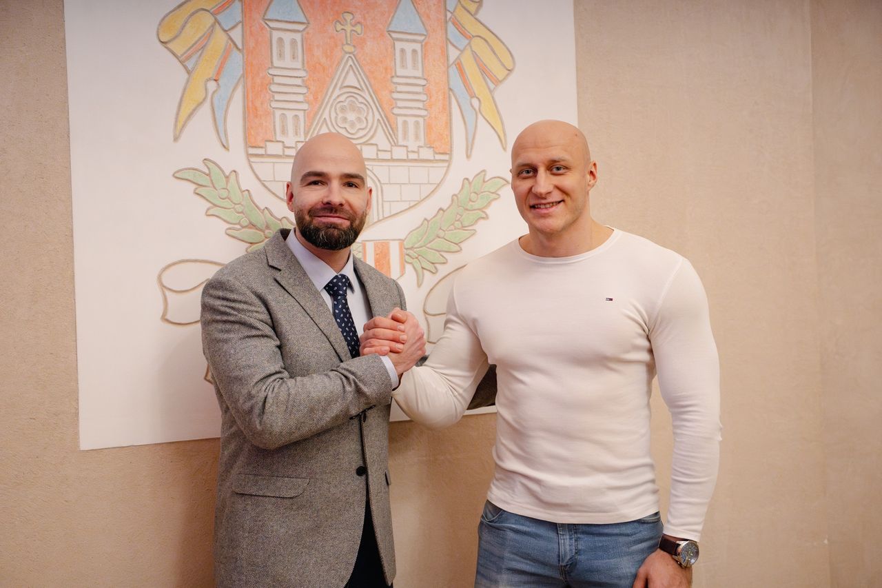 Złoto w Lakitelek! Hubert Bąbrych z Płocka mistrzem w wyciskaniu sztangi