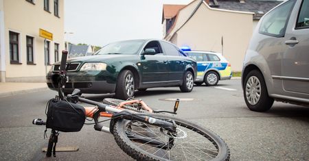 Policjant zignorował znak "stop". Wpadł pod ciężarówkę