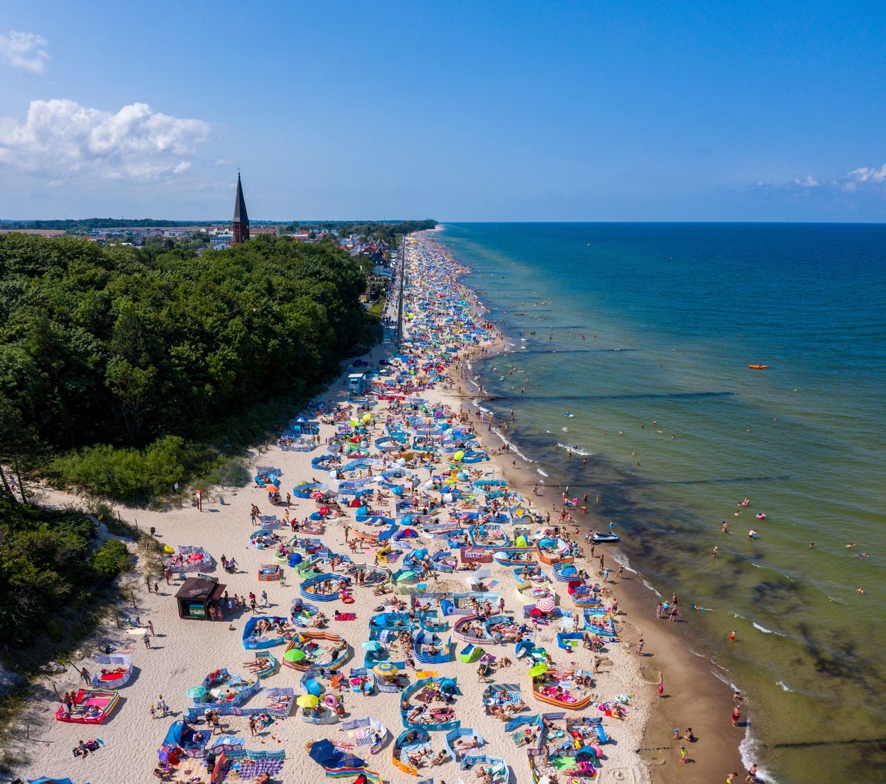 Przydatne gadżety na plażę. Co warto zabrać ze sobą na wakacje?