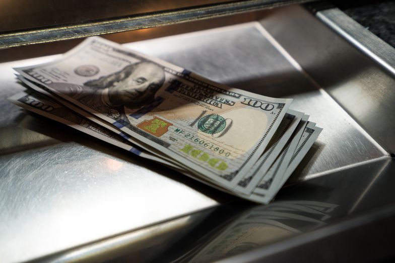 Kursy walut. Dolar pod silną presją Money.pl