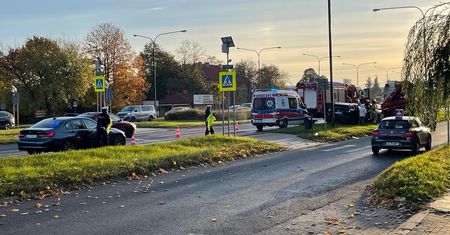 Nissan uderzył w tył skody przed przejściem dla pieszych. Utrudnienia na al. Witosa [ZDJĘCIA]