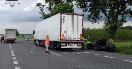 Wypadek w Osinach. Zderzenie dwóch ciężarówek i samochodu osobowego. Trzy osoby ranne