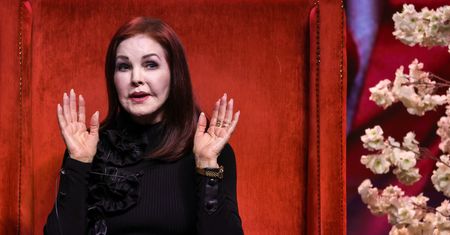 Priscilla Presley odpowiada na zarzuty dotyczące śmierci Elvisa. "Zdejmijcie czapki foliowe"