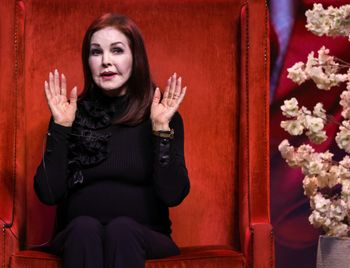 Priscilla Presley odpowiada na zarzuty dotyczące śmierci Elvisa. "Zdejmijcie czapki foliowe"