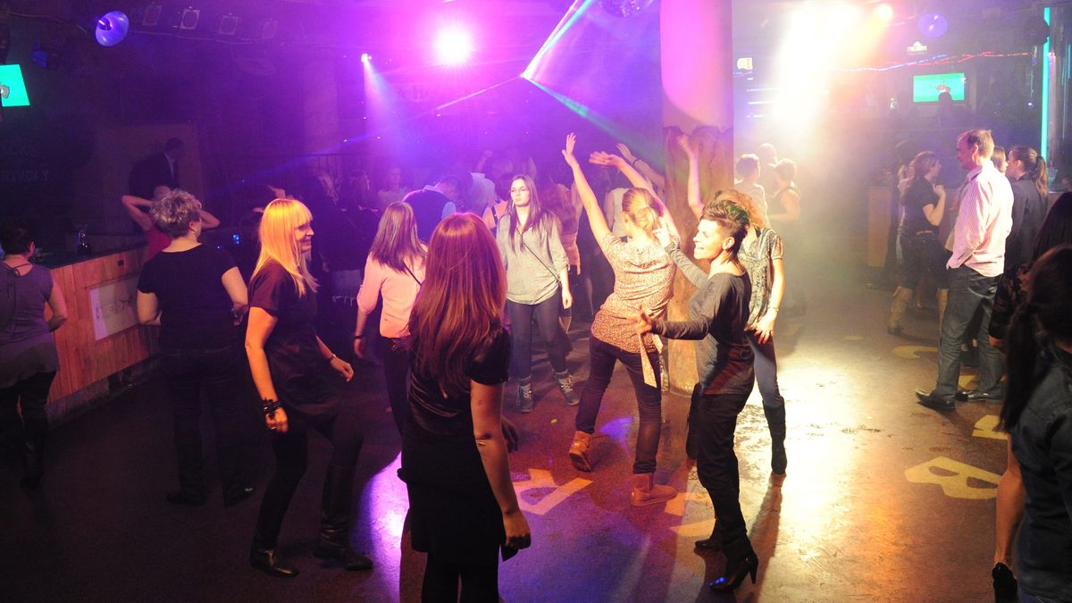 DyskotekaSzczecin , 14.12.2012. Dyskoteka w klubie Grand Cru. (mb/awol) PAP/Marcin BieleckiMarcin Bieleckidyskoteka, impreza, klub, lasery, rozrywka, taniec, ta�ce, ta�cz�cy ludzie, zabawa, zabawa w klubie