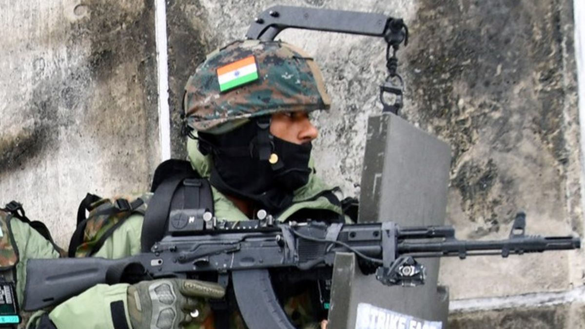 Indyjski żołnierz z karabinem AK-203