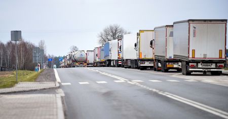 "Tysiące polskich ciężarówek". Zatrzymany ukraiński dziennikarz o granicy z Białorusią