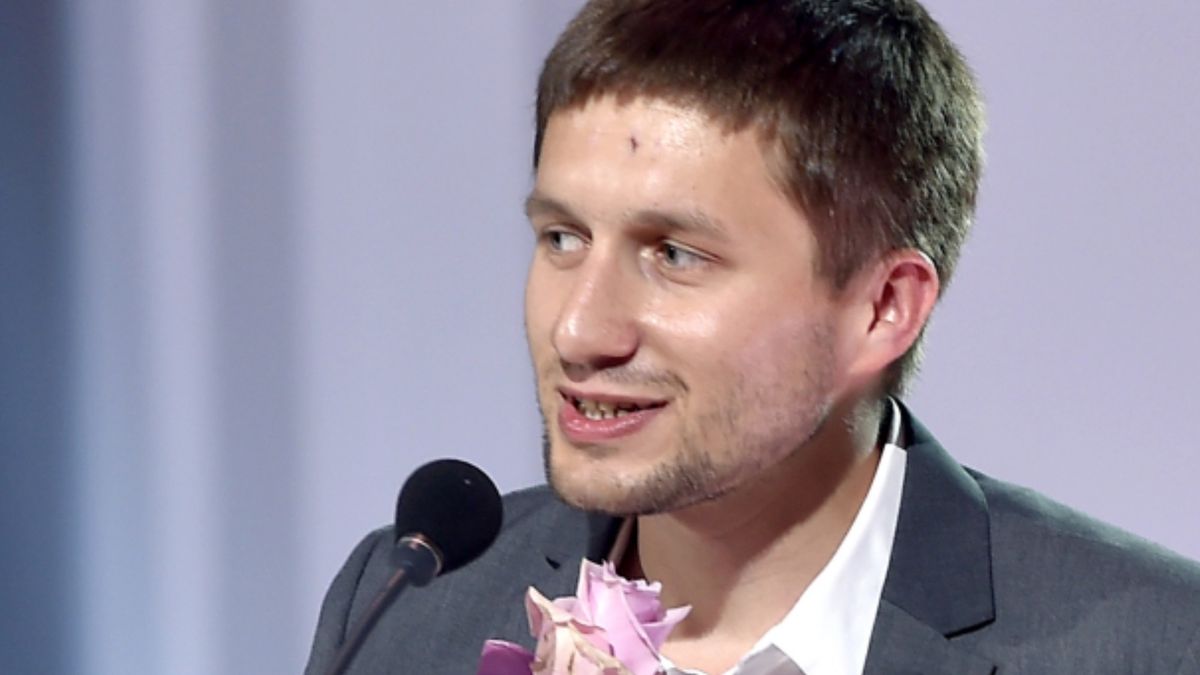Antoni Winch odbierający nagrodę za najlepszy scenariusz oryginalny słuchowiska radiowego na festiwalu Dwa Teatry Sopot 2016 