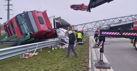 Trasa S7 zablokowana. Przewróciła się ciężarówka