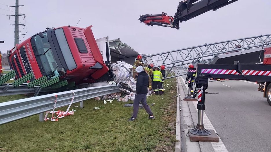 Trasa S7 zablokowana. Przewróciła się ciężarówka 
