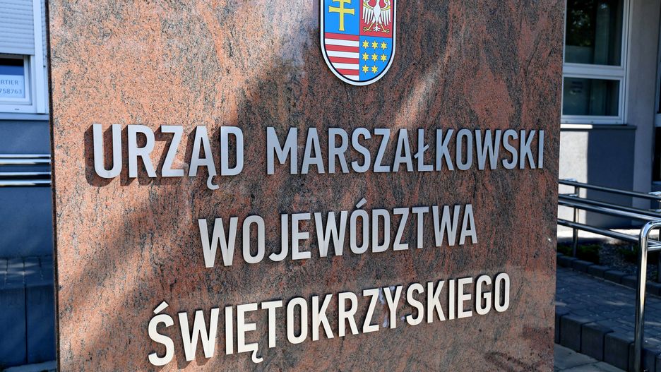 Skandal z nagrodami w Świętokrzyskim Urzędzie Marszałkowski w Kielcach. Na gratyfikacje dla urzędników wydanych zostało w 2023 roku 700 tysięcy złotych