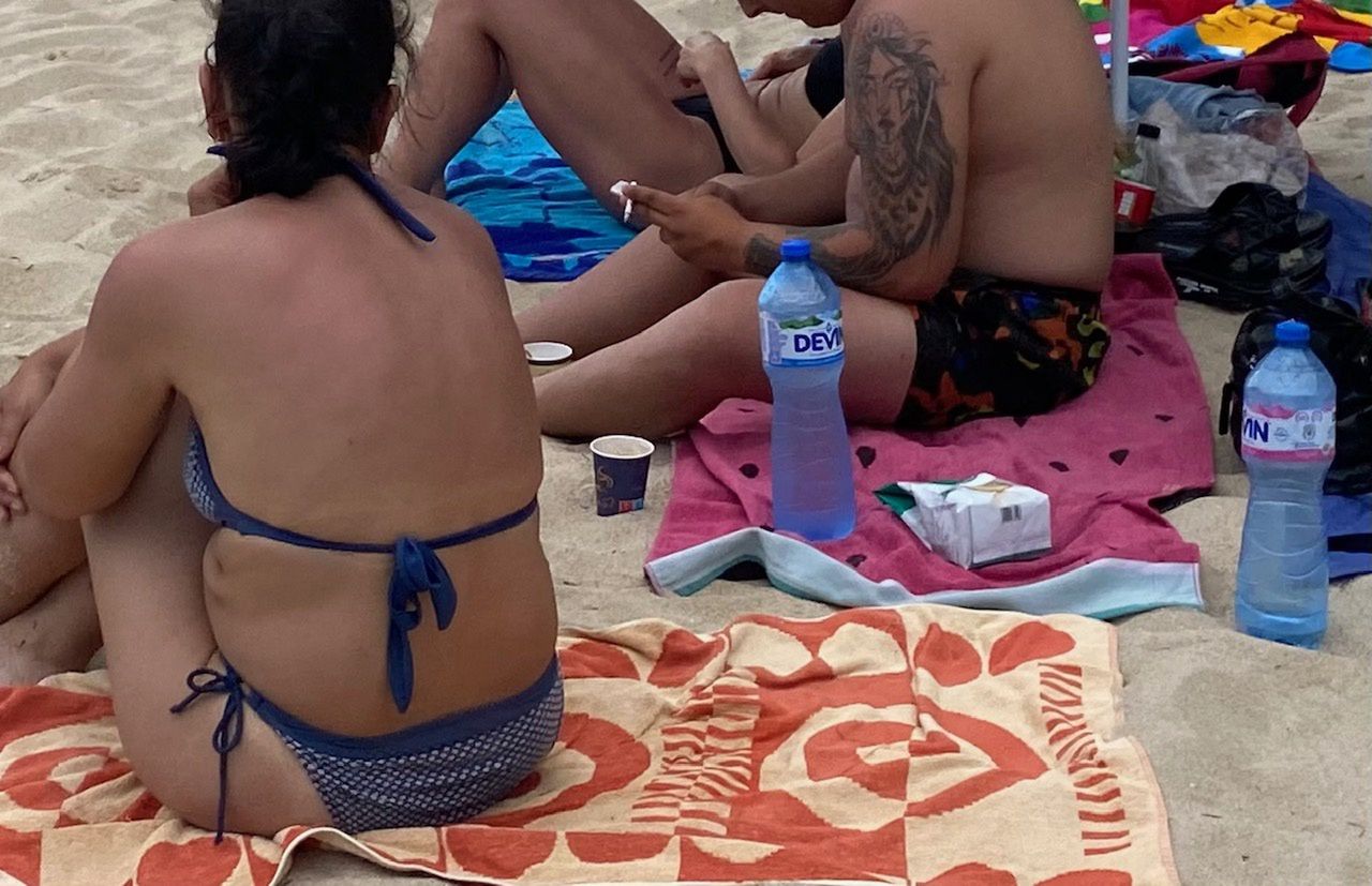 Turyści nagminnie palą papierosy na plażach w Nesebyrze