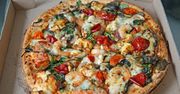 Domowa pizza z krewetkami i pomidorkami koktajlowymi