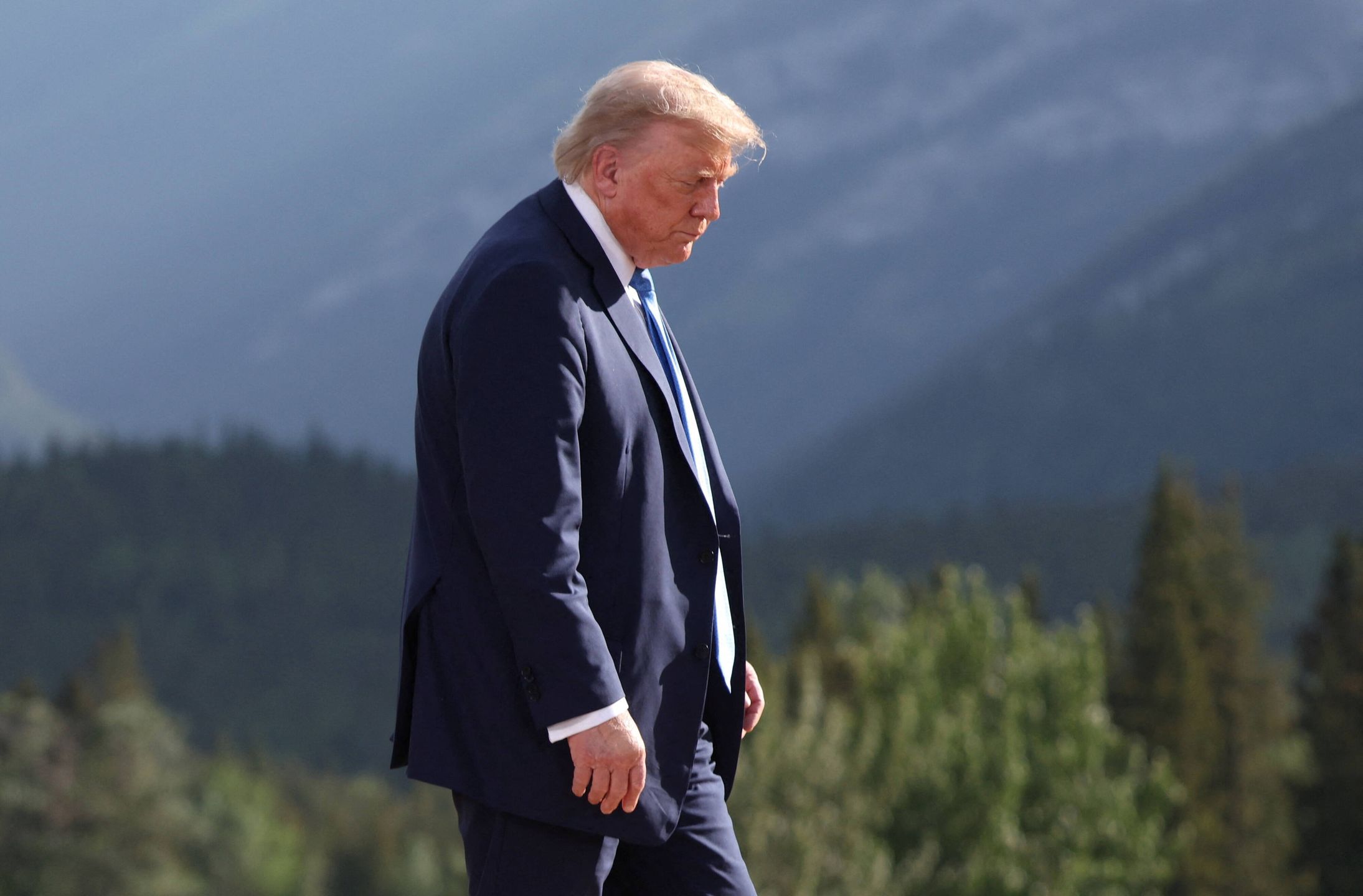 G7 Summit in Canada
epaselect epa12180147 US President Donald Trump departs after a family photo during the Group of Seven (G7) Summit at the Kananaskis Country Golf Course in Kananaskis, Alberta, Canada, 16 June 2025. World leaders are gathered from 15 to 17 June 2025 for the annual G7 Summit.  EPA/SUZANNE PLUNKETT / POOL 
Dostawca: PAP/EPA.
SUZANNE PLUNKETT / POOL
epaselect