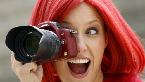 IFA 2010: czerwonowłosa Miss IFA prezentuje gadżety 1