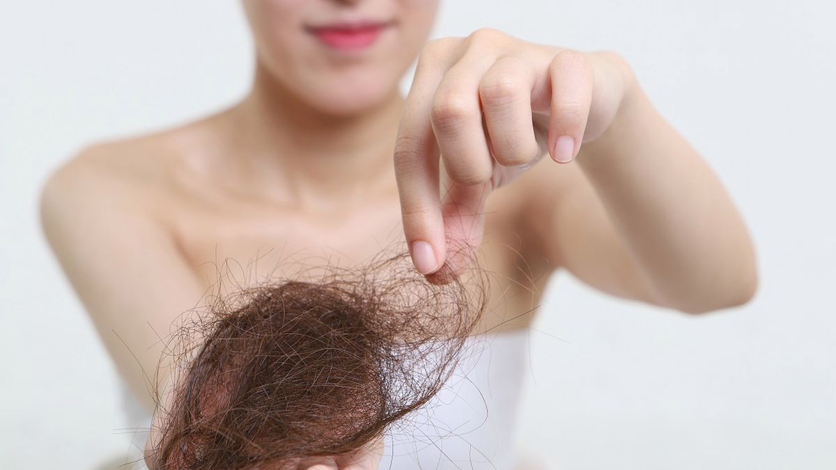 Wypadanie włosów może być objawem niektórych chorób