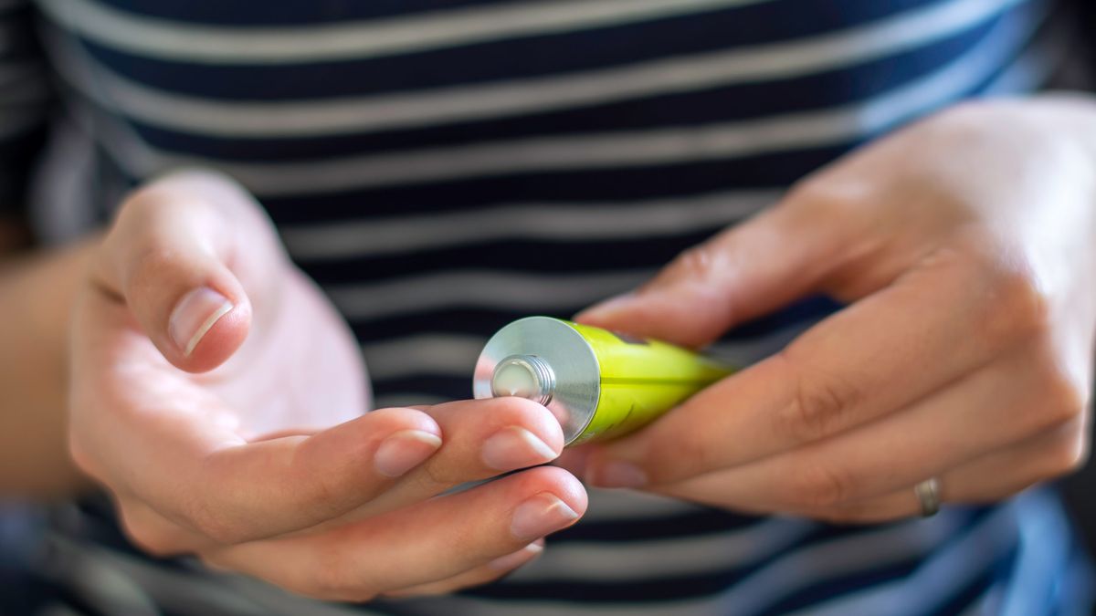 Ta maść z apteki jest hitem. Usunie niedoskonałości w jedną noc