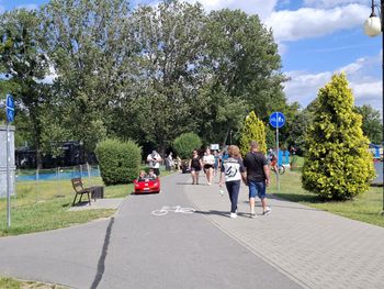 Rekreacja i wypoczynek nad zalewem Borki w Radomiu. Wiele osób zapragnęło odpocząć nad wodą