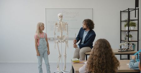 Od "Pulsu życia" do "Biologii na czasie" – jak zmienia się nauka biologii między podstawówką a liceum?