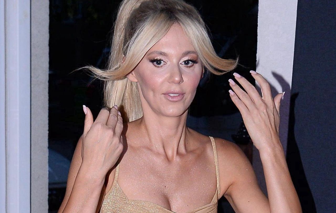 W takim stroju wkroczyła na scenę. Wszyscy patrzyli na nogi Moś