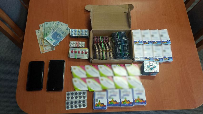 33-latek z Warszawy nielegalnie sprzedawał "w sieci" leki na potencję. 