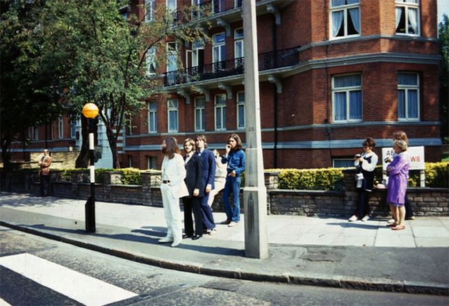 Beatlesi czekający na przejściu podczas robienia zdjęcia na okładkę The Abbey Road.