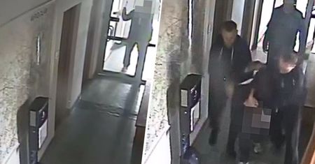 Wtargnął z młotkiem na komisariat. Moment akcji nagrała kamera