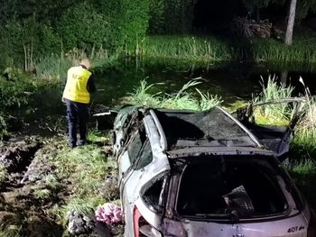 Brzuze: Jechała bez uprawnień. Auto dachowało w bagnie