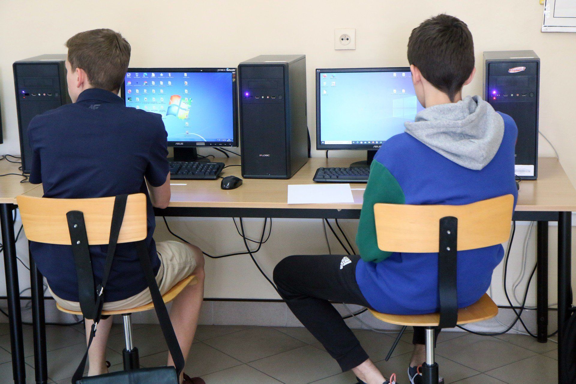 14.06.2022 LUBLIN 
 GRA MATEMATYCZNA DLA UCZNIOW WYMYSLONA PRZEZ NAUCZYCIELI Z 6 LO.
 
 INFORMATYKA MATEMATYKA GRA MATEMATYCZNA 
 SZKOLA KLASA SALA INFORMATYCZNA NAUCZYCIEL 
 6 LO KOMPUTER 
 
 NZ 
 
 
 FOT. LUKASZ KACZANOWSKI/POLSKA PRESS