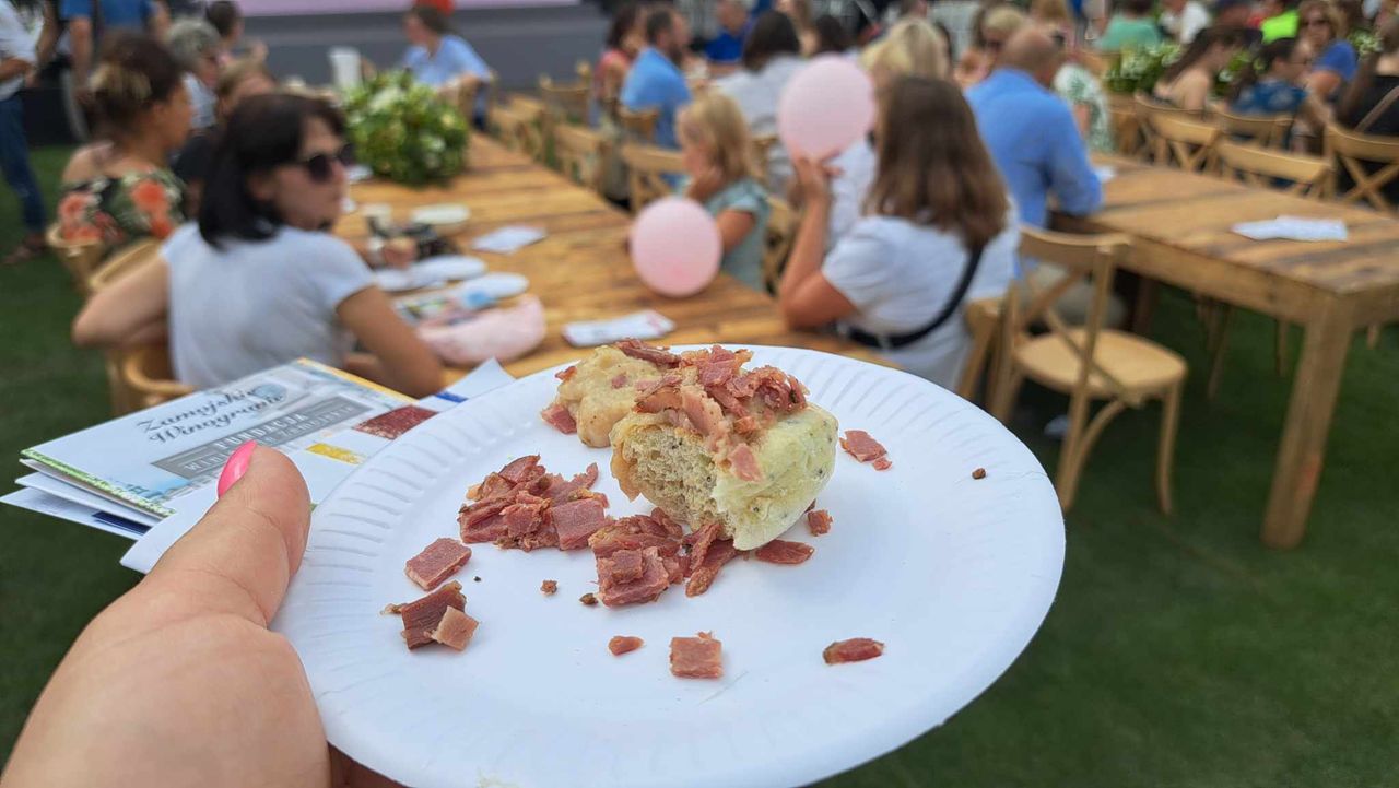 Proziaki z musem z fasoli i wołowym pastrami